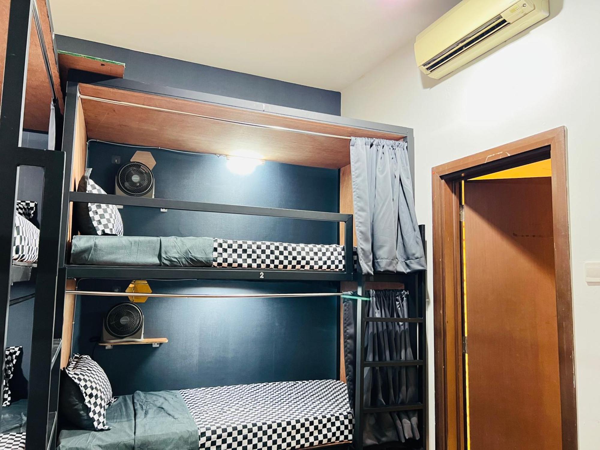 Regalia Spritz Empire Hostel Kuala Lumpur Ngoại thất bức ảnh